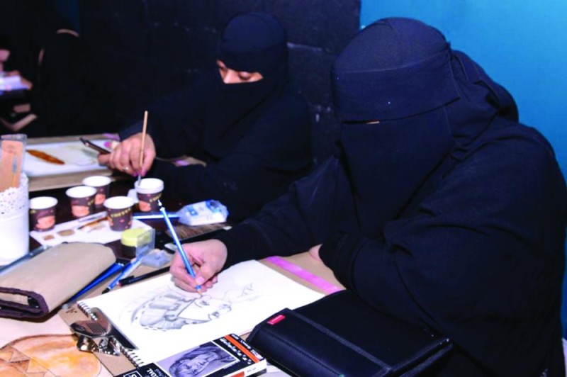 التشكيلية الغدير: معارض الفنون عشوائية وتحتاج لتنظيم مدروس