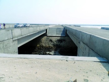 «الجسر البحري» يعرقل إنجاز طريق صفوى - رأس تنورة