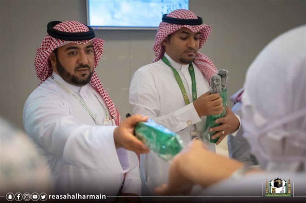 1000 هدية عينية لضيوف الرحمن بالمسجد الحرام