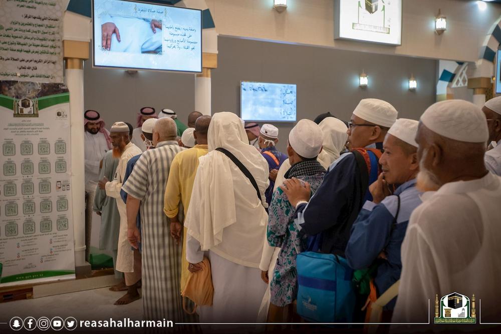 1000 هدية عينية لضيوف الرحمن بالمسجد الحرام