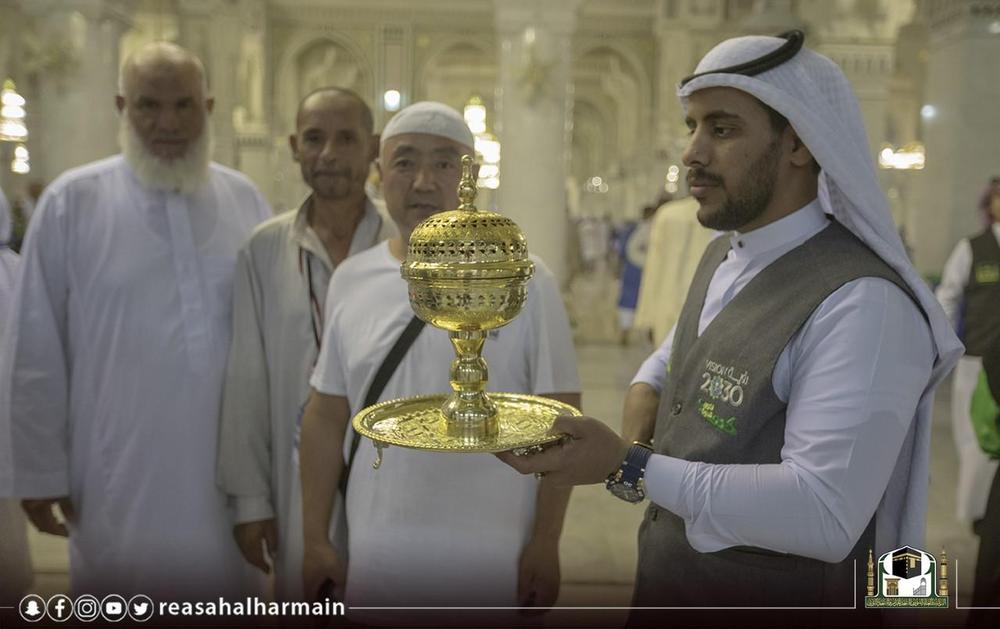 أطيب أنوع البخور والعود تفوح في جنبات المسجد الحرام
