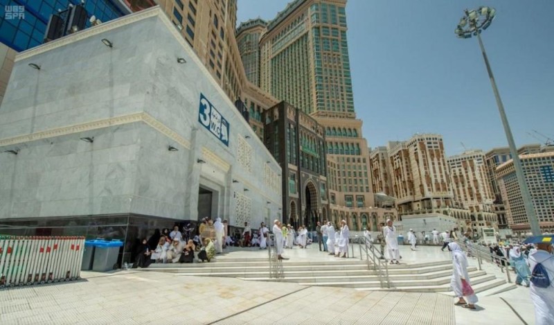 إنجاز 85 % من تطوير الساحات الخارجية بالحرم