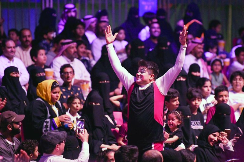 «أمريكانوا» والضوء والنار في «قرية الهجن»