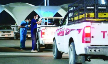 إخضاع التمور الواردة إلى موسم عنيزة للكشف المختبري