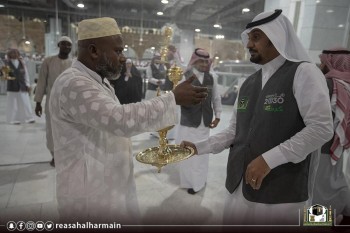 أطيب أنوع البخور والعود تفوح في جنبات المسجد الحرام