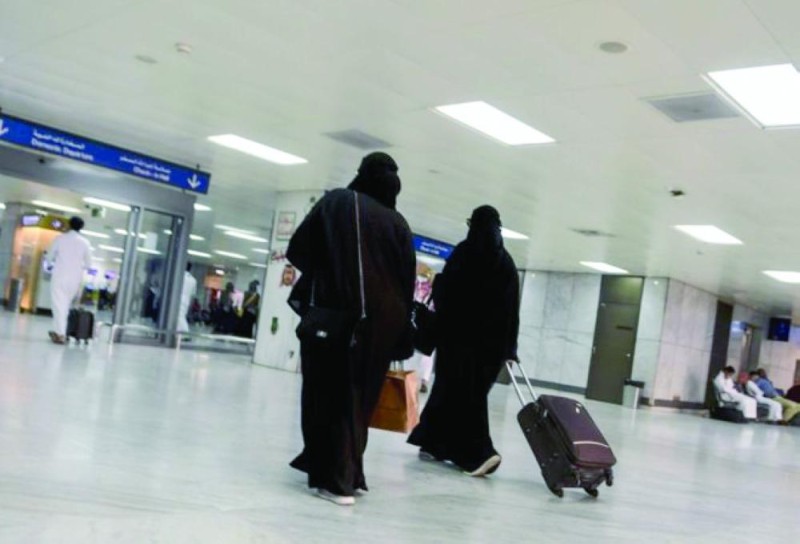 سفر المرأة دون «ولي الأمر» يتصدر وسائل الإعلام