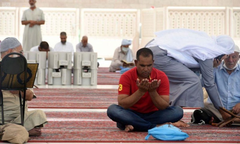 بالصور .. خشوع ودموع في وداع الحجاج للمدينة المنورة