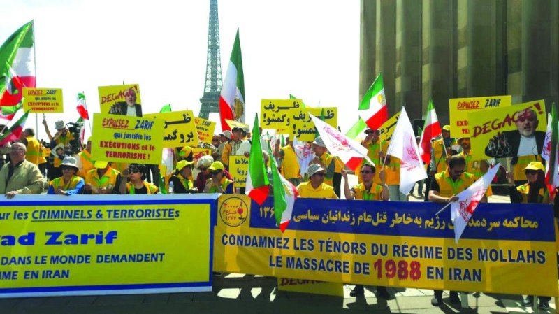 إيرانيون يتظاهرون ضد «ظريف» في باريس