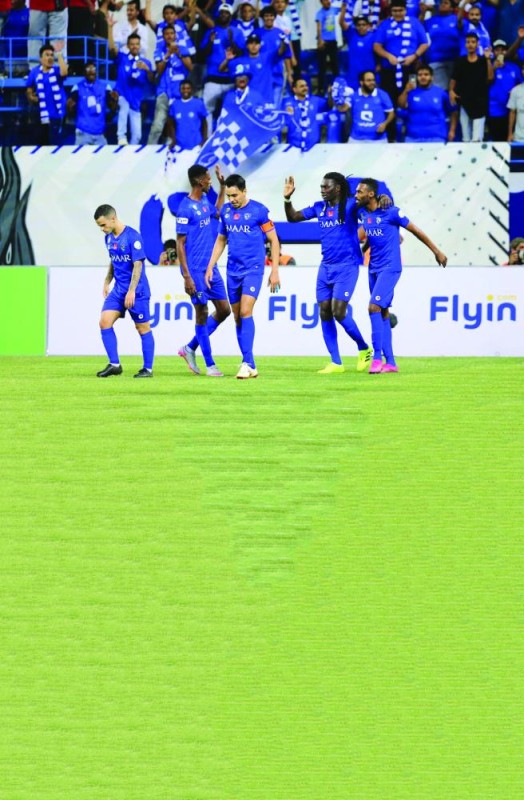 الهلال يحبط مفاجأة أبها بالأربعة
