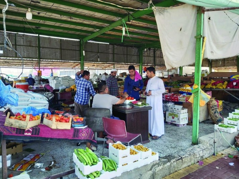 افتتاح سوق الخضار والفاكهة بصفوى بعد شهرين