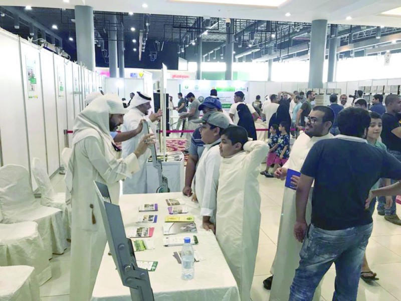 برامج توعوية وتثقيفية في معرض الطيور بالدمام