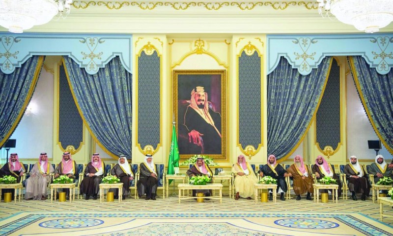 الملك يستقبل الأمراء والعلماء وجمعا من المواطنين