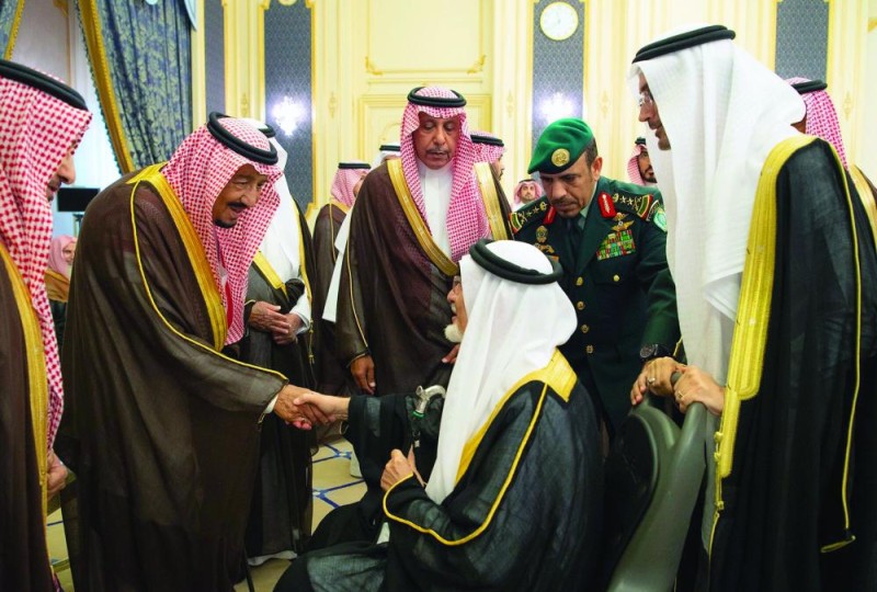 الملك يستقبل الأمراء والعلماء وجمعا من المواطنين