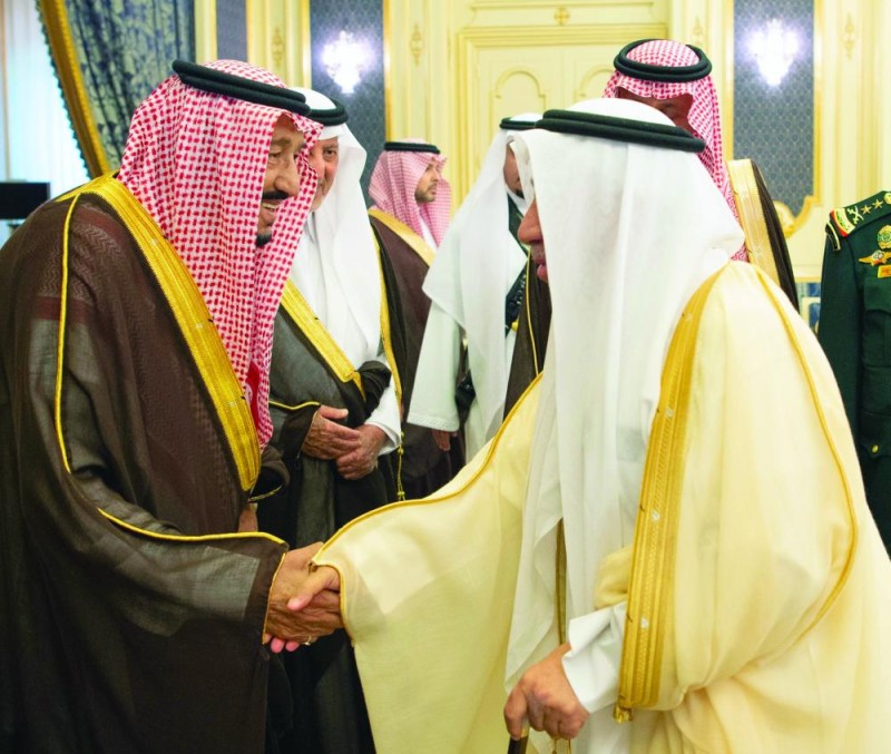 الملك يستقبل الأمراء والعلماء وجمعا من المواطنين