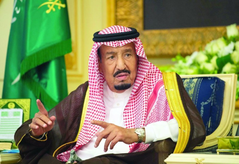 الملك يستقبل الأمراء والعلماء وجمعا من المواطنين