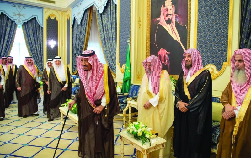 الملك يستقبل الأمراء والعلماء وجمعا من المواطنين