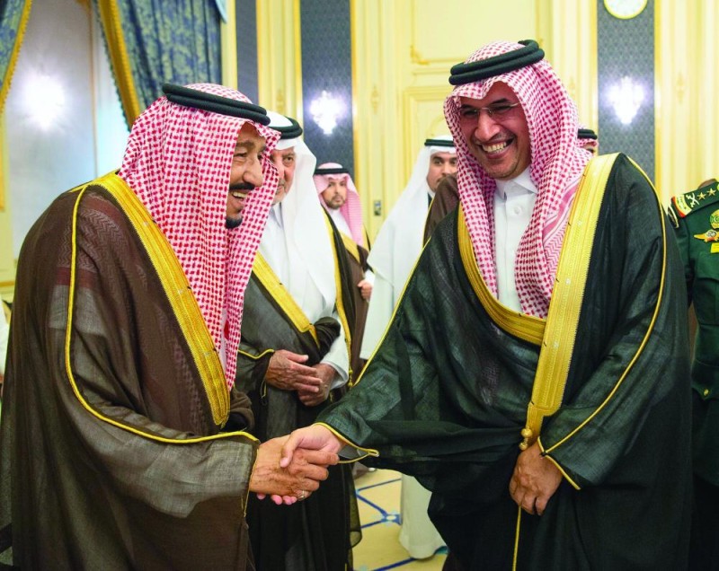 الملك يستقبل الأمراء والعلماء وجمعا من المواطنين