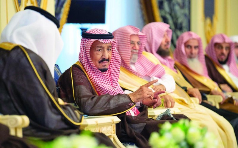 الملك يستقبل الأمراء والعلماء وجمعا من المواطنين