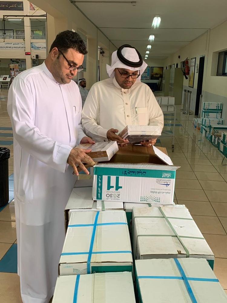 بالصور .. الكتب على طاولات الطلاب بمدارس الشرقية