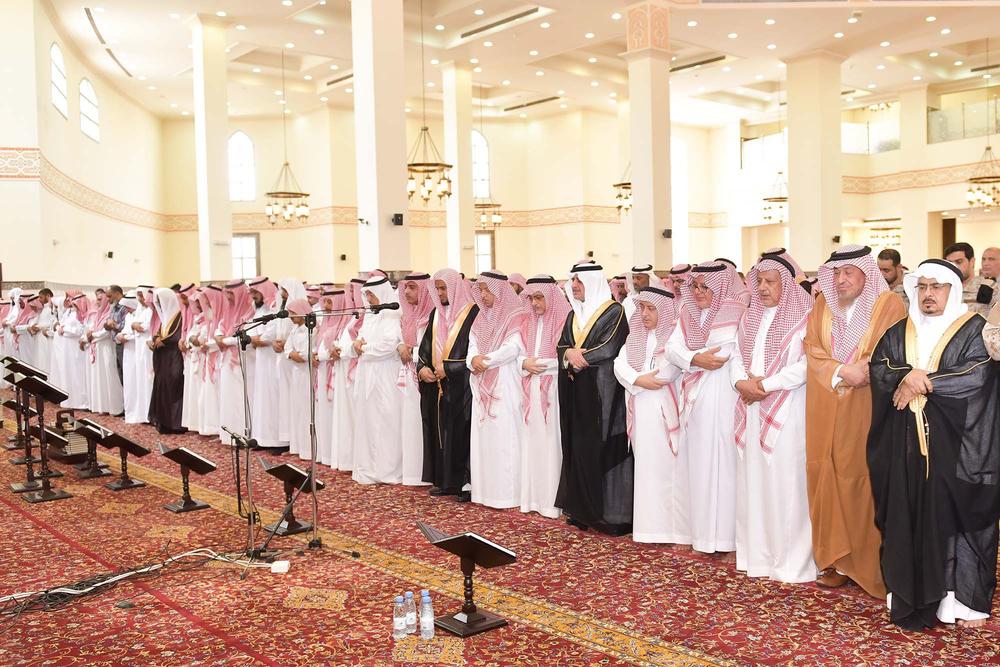 أمير تبوك يؤدي صلاة الميت على الشيخ سداد الفاخري
