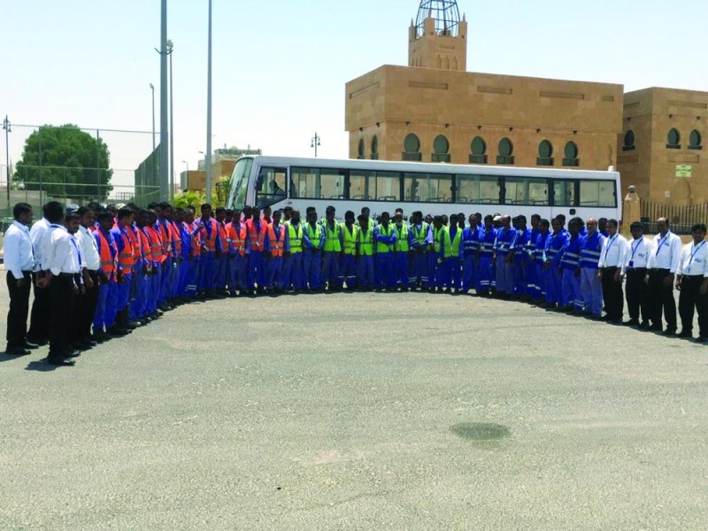 بلدية بقيق تستبدل الزي الموحد لرجال النظافة