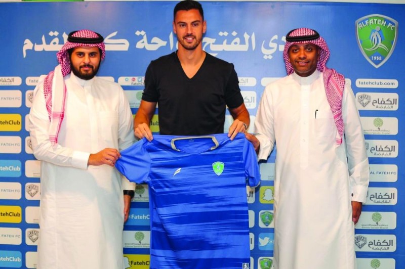 الفتح يدعم دفاعه ببرتغالي