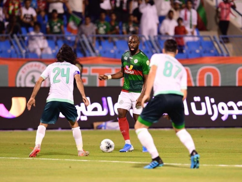 الأهلي ينتزع فوزا صعبا من الاتفاق
