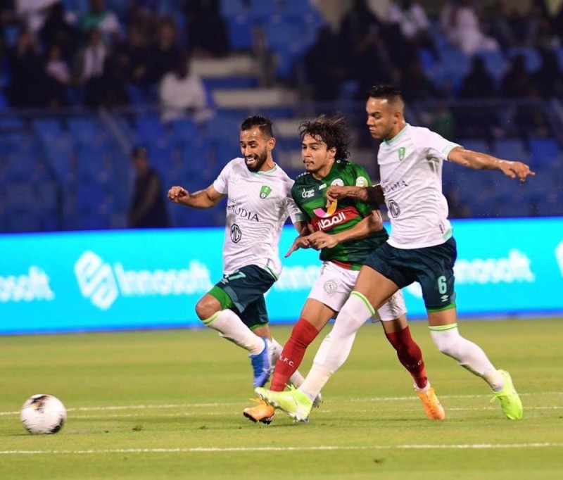 الأهلي ينتزع فوزا صعبا من الاتفاق