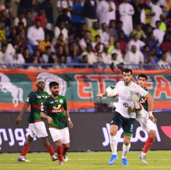 الأهلي ينتزع فوزا صعبا من الاتفاق