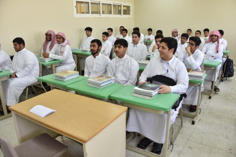 بالصور .. توزيع الكتب الدراسية على طلاب الشرقية