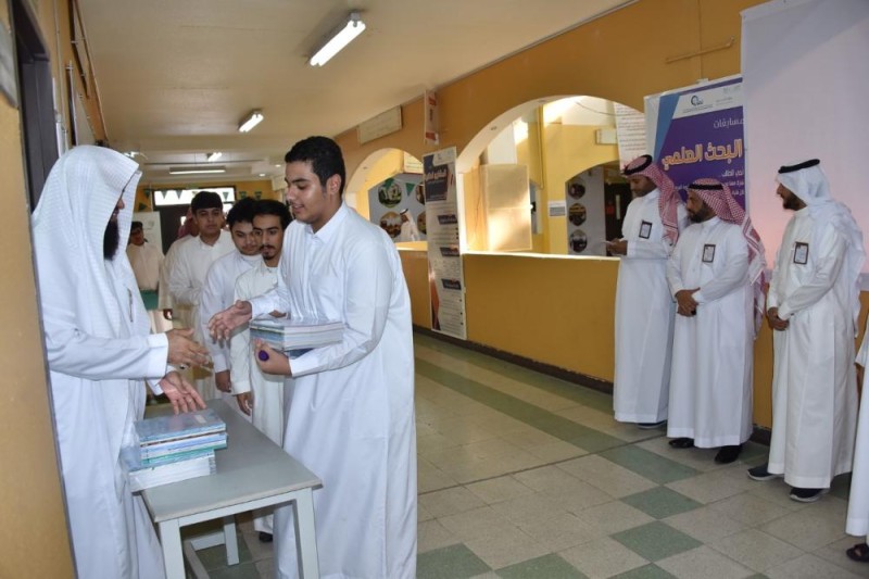 بالصور .. توزيع الكتب الدراسية على طلاب الشرقية