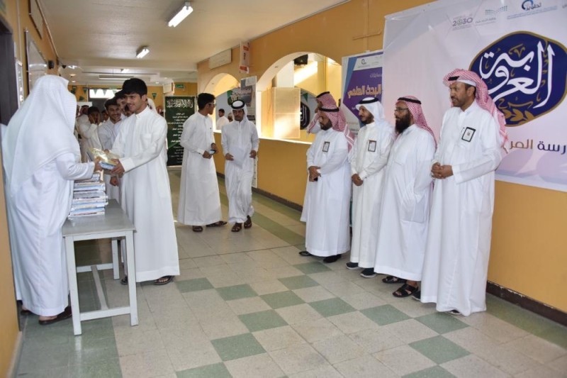 بالصور .. توزيع الكتب الدراسية على طلاب الشرقية