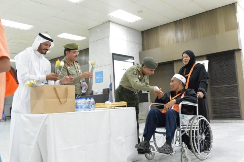 ورود وهدايا فى استقبال أول رحلة عمرة بمطار جدة