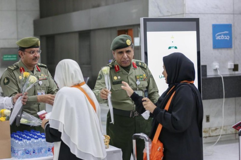 ورود وهدايا فى استقبال أول رحلة عمرة بمطار جدة