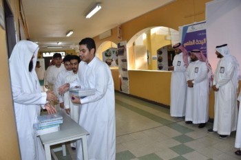 بالصور .. توزيع الكتب الدراسية على طلاب الشرقية