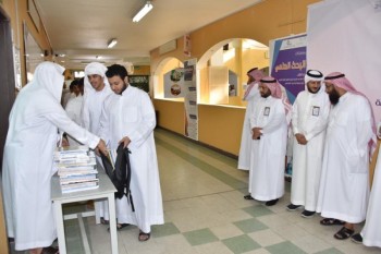 بالصور .. توزيع الكتب الدراسية على طلاب الشرقية
