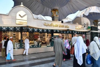 بالصور ..منتجات تجسد معالم المدينة المنورة تجذب زوارها