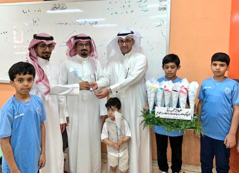 نادي الباطن يقدم الهدايا في بداية العام الدراسي
