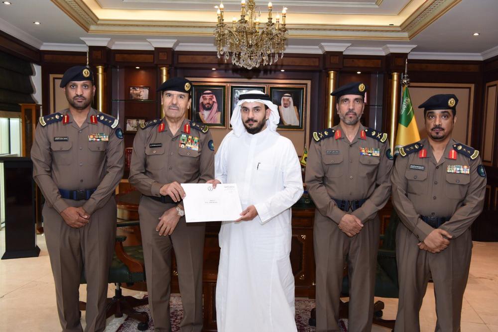 وزير الداخلية يكرم ذوي الشهيد 