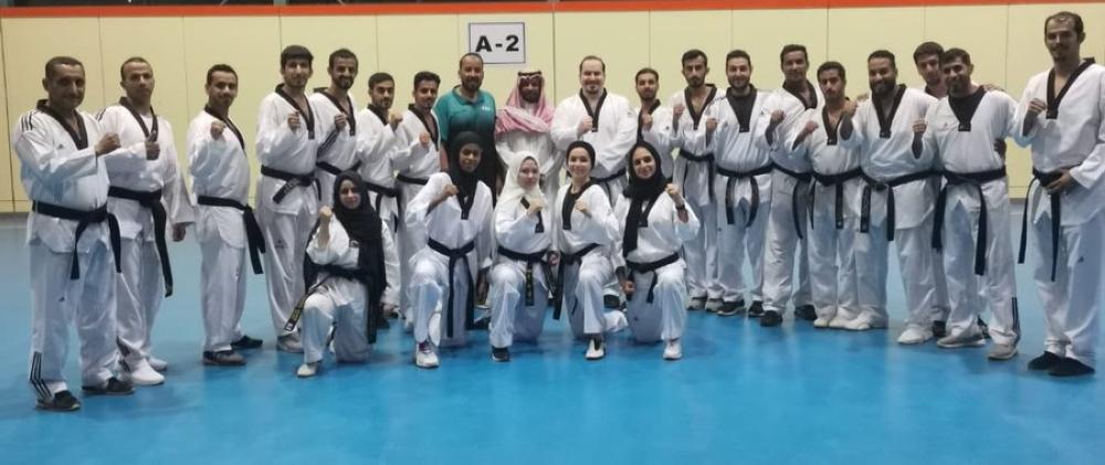 خمس سيدات يشاركن في دورة تحكيمية لرياضة التايكوندو