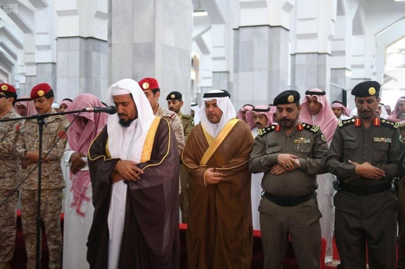محافظ الطائف يؤدي صلاة الميت على الشهيد ' الشلوي'