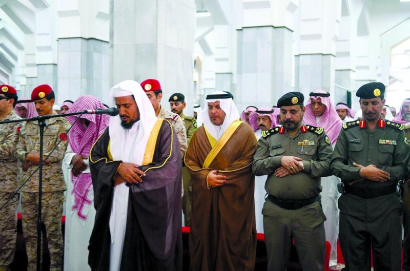 محافظ الطائف ينقل تعازي القيادة لذوي الشهيد «الشلوي»