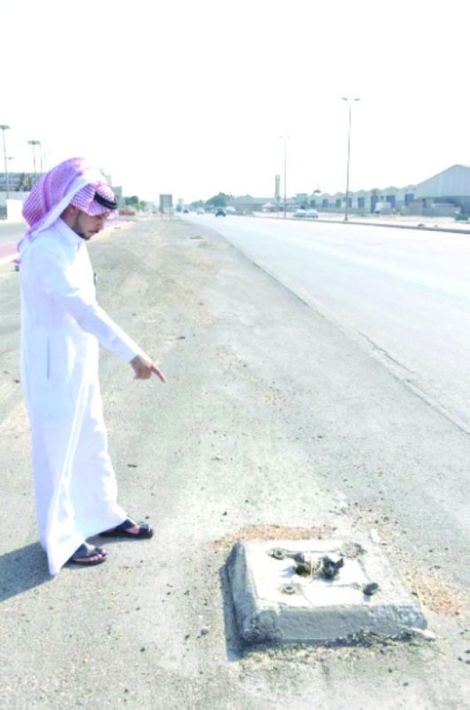 قواعد إنارة تتربص بالسيارات في طريق الميناء
