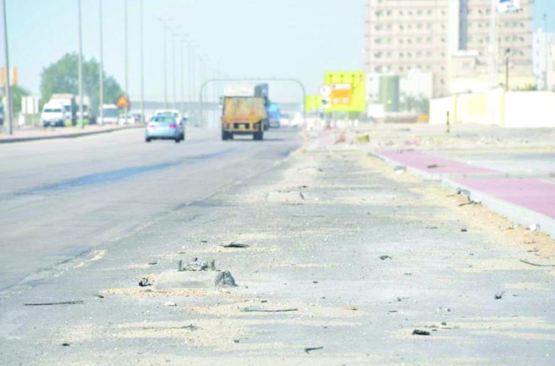 قواعد إنارة تتربص بالسيارات في طريق الميناء