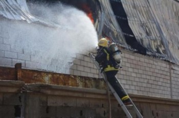 إخماد حريق في مستودع بلاستيك بجدة
