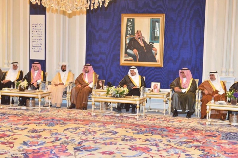 أمير الرياض يناقش مع المسؤولين شؤون المنطقة