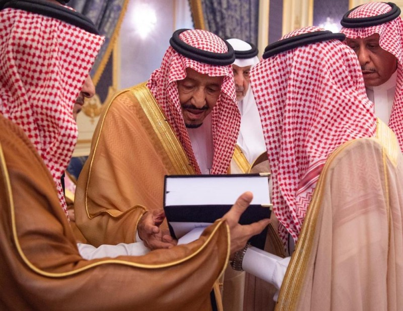 خادم الحرمين يستقبل الأمراء والعلماء وجمعاً من المواطنين