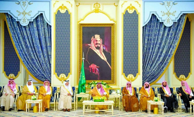 الملك يستقبل الأمراء والعلماء وجمعا من المواطنين