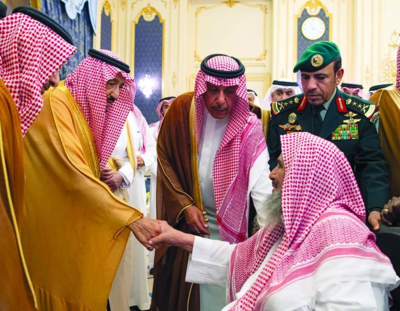 الملك يستقبل الأمراء والعلماء وجمعا من المواطنين