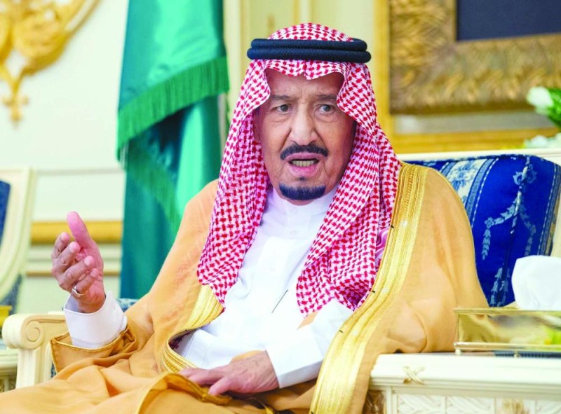 الملك يستقبل الأمراء والعلماء وجمعا من المواطنين